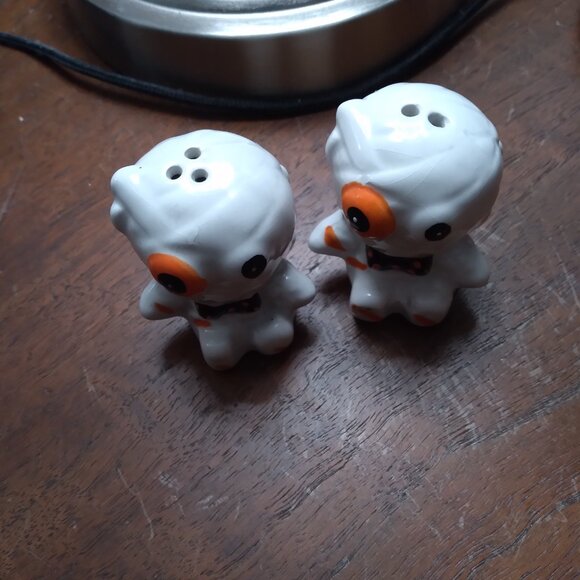 Fun Halloween Mummy Salt and Pepper Shakers - Picture 5 of 9